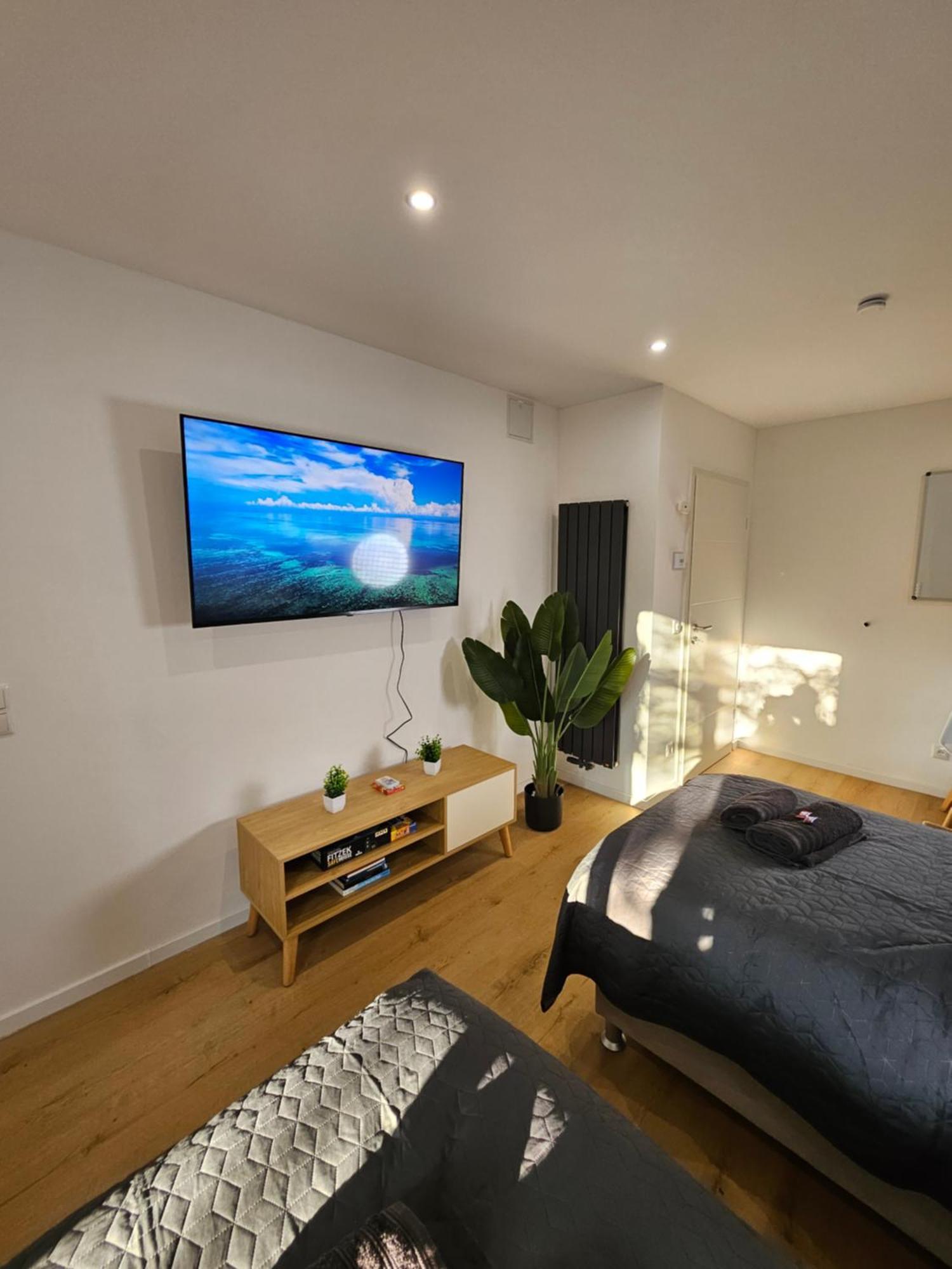 Modern Homes - Voll Ausgestatte Wohnung - Balkon - Hotelbetten - 4K Tv - Wlan Moers Zewnętrze zdjęcie