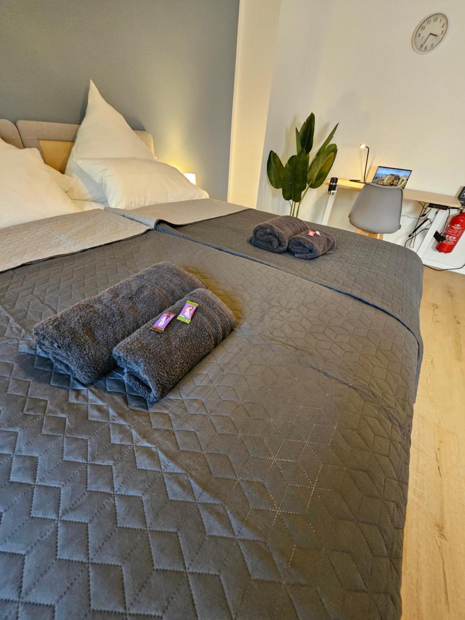 Modern Homes - Voll Ausgestatte Wohnung - Balkon - Hotelbetten - 4K Tv - Wlan Moers Zewnętrze zdjęcie