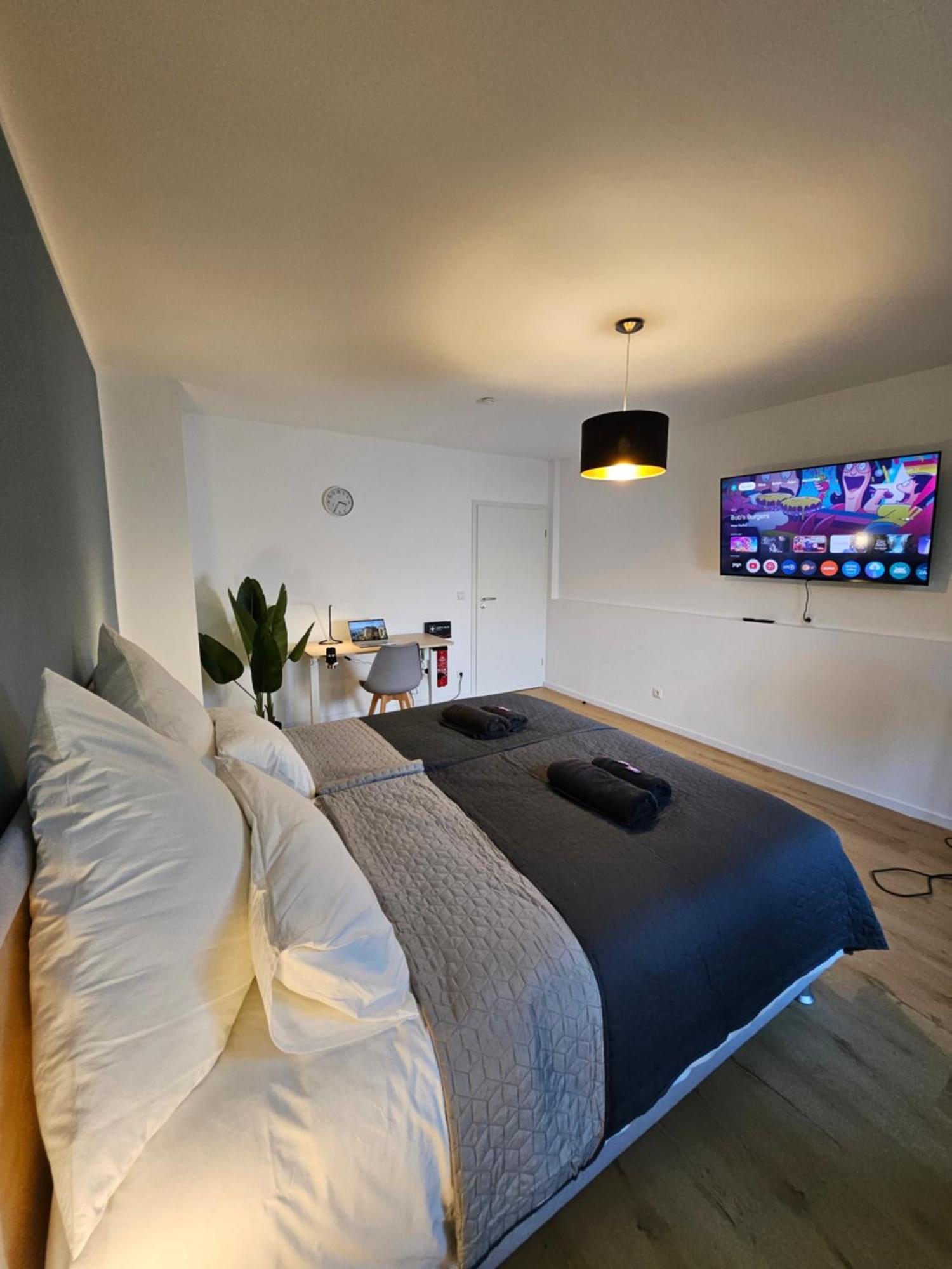 Modern Homes - Voll Ausgestatte Wohnung - Balkon - Hotelbetten - 4K Tv - Wlan Moers Zewnętrze zdjęcie