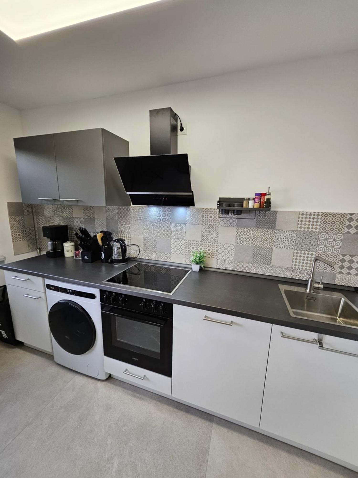 Modern Homes - Voll Ausgestatte Wohnung - Balkon - Hotelbetten - 4K Tv - Wlan Moers Zewnętrze zdjęcie