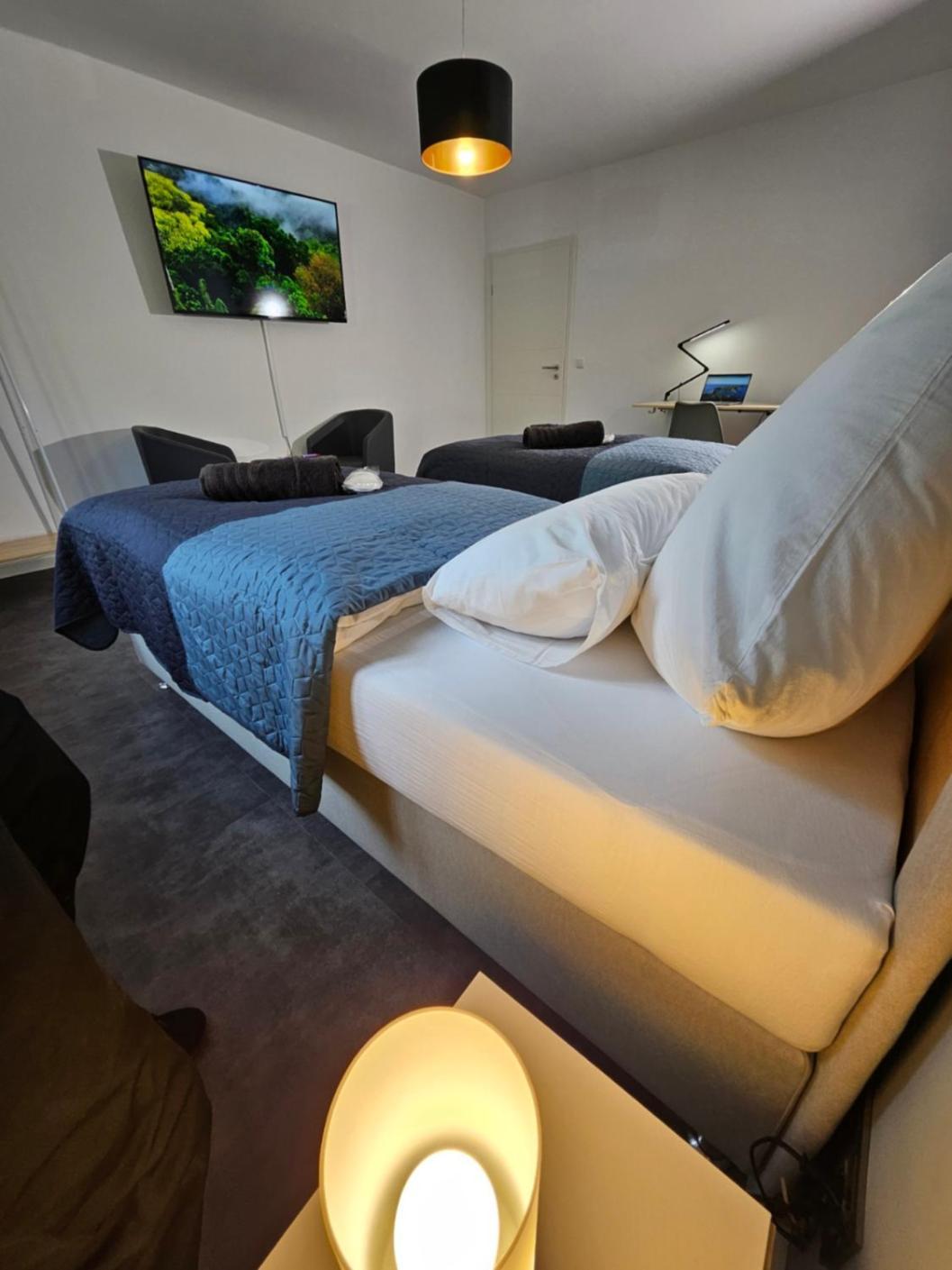 Modern Homes - Voll Ausgestatte Wohnung - Balkon - Hotelbetten - 4K Tv - Wlan Moers Zewnętrze zdjęcie